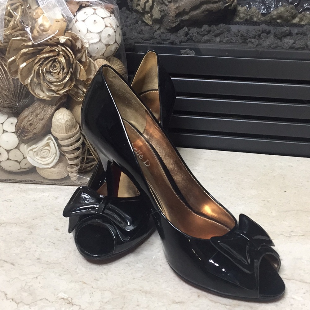 Michelle D Black Patent Leather Peep Toe Size 8.5